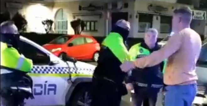 Un Policía golpea en la cara a un joven en Jerez por pedirle el número de placa