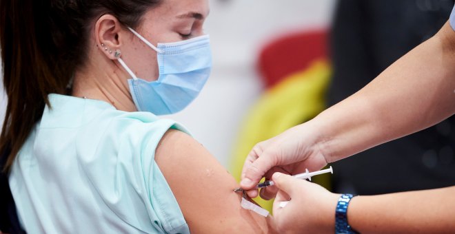 Sanidad recomienda la pauta de vacunación completa a los españoles que viajen o regresen de China