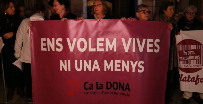 Centenars de persones es concentren a la plaça Sant Jaume per mostrar el seu rebuig a la darrera onada de feminicidis