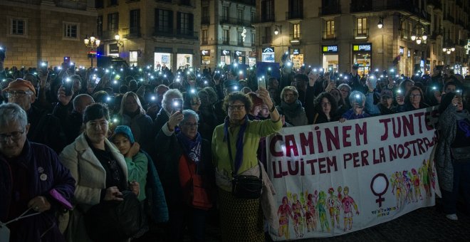 Centenares de personas se concentran en Barcelona para mostrar su rechazo a los feminicidios