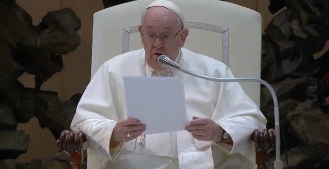 El papa Francisco elogia el pensamiento "agudo y gentil de Benedicto XVI