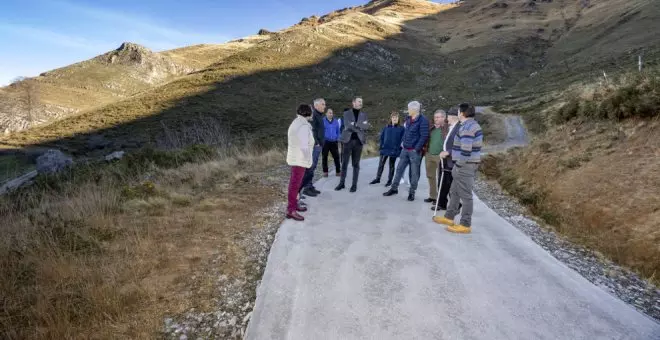 El Gobierno acondiciona el camino rural de Brenacollado en Valdició