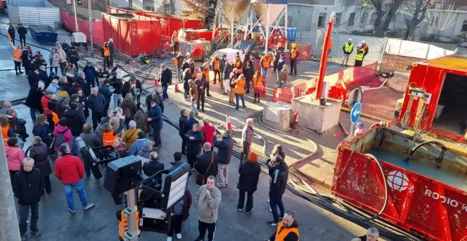 Los afectados por el metro en San Fernando de Henares paran las tareas de reparación al grito de "obras o vecinos"