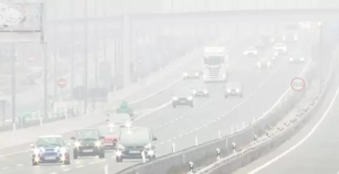 Una densa niebla causa un escenario de baja visibilidad en las vías de acceso a Madrid
