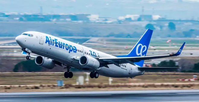 Un juez obliga a Air Europa a indemnizar a un bebé que viajaba sin asiento y a sus padres por negarles el embarque