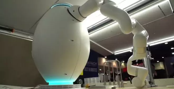 Un robot con forma de huevo llamado ADAM triunfa como barman en el CES de Las Vegas