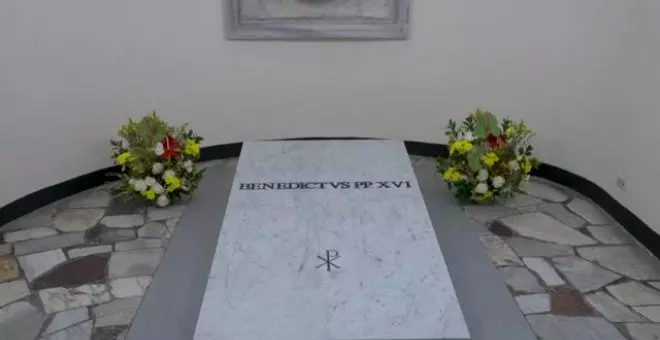 La tumba de Benedicto XVI ya se puede visitar en la cripta vaticana