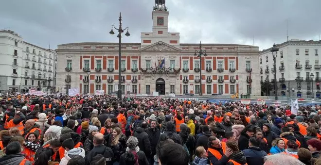 Vecinos de San Fernando de Henares protestan por la gestión de Ayuso ante el drama de las obras de la línea 7b de metro