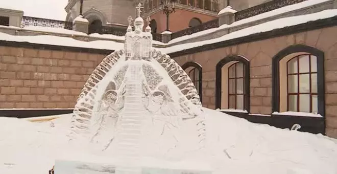 La guerra se cuela entre las esculturas del festival de hielo de la ciudad rusa de Ekaterimburgo