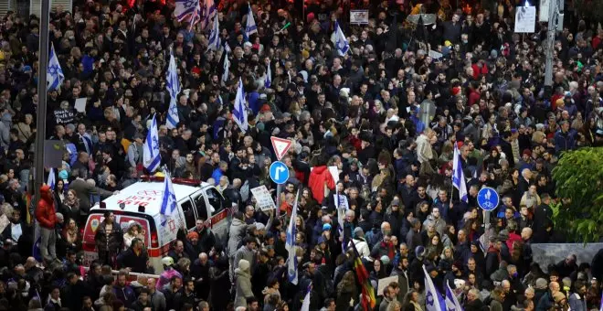 Más de 70.000 israelíes protestan contra la reforma de Netanyahu que amenaza la independencia judicial
