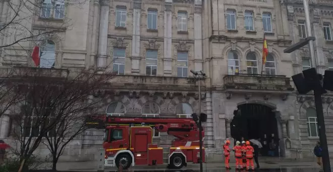 Los bomberos retiran cascotes con riesgo de caída de la fachada del Ayuntamiento de Santander