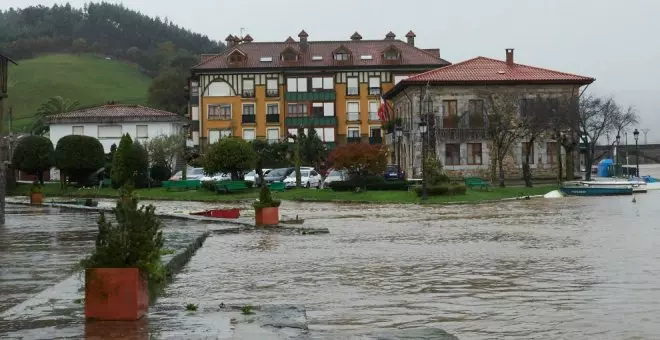 El río Asón, a su paso por Ramales, en nivel naranja por riesgo de inundación