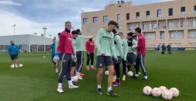 Pau Torres, felicitado por su cumpleaños en el entrenamiento del Villarreal