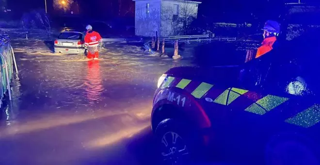 Un conductor queda atrapado en su coche por las inundaciones en Hazas de Cesto