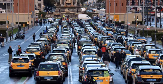 Centenars de taxistes es manifesten pel centre de Barcelona contra les plataformes VTC
