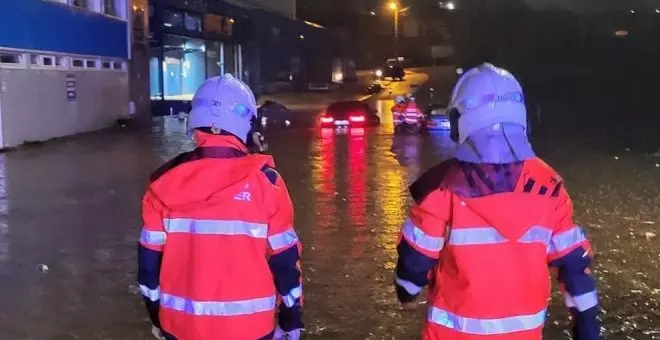 Los bomberos de Santander atienden 14 incidencias por viento y tres por inundaciones
