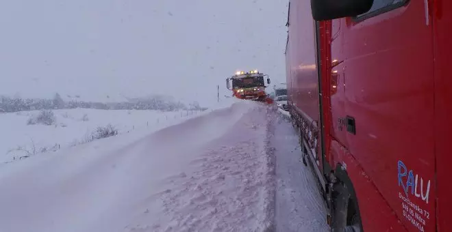 Casi 200 camiones permanecen atascados en la autovía por la nieve a la altura de Molledo y Reinosa
