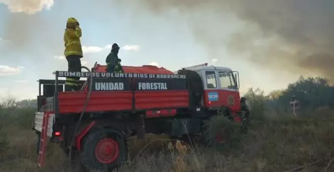 Bomberos luchan por apagar las llamas de los incendios forestales en Argentina