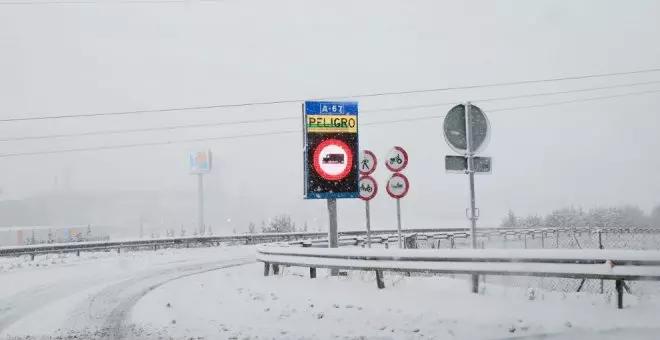 Prohibido el paso de camiones y autobuses desde Santa Cruz de Iguña en la A-67, que vuelve a nivel rojo