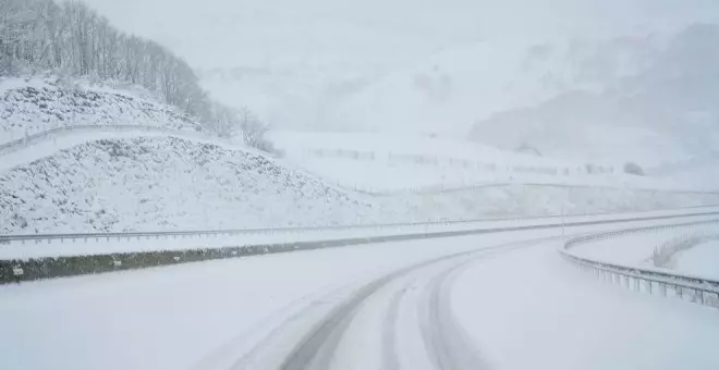 Cerrados por nieve los puertos de Lunada, Estacas de Trueba y La Sía