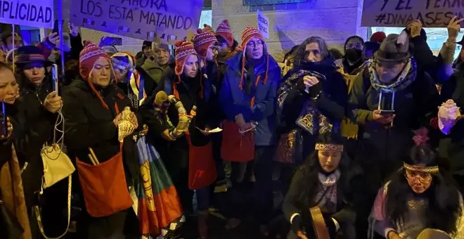 Decenas de peruanos protestan contra el Gobierno de Boluarte ante la Embajada de Perú: "Dina, Madrid te repudia"