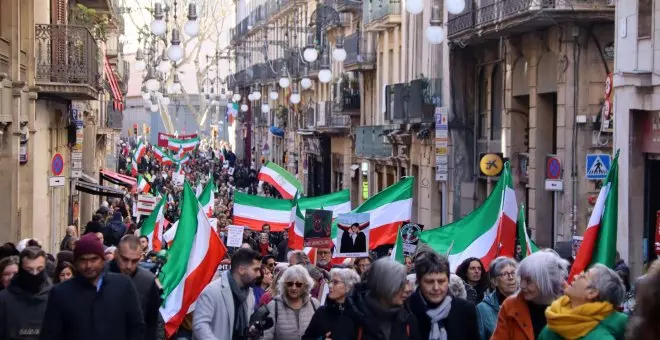 Milers de persones clamen al centre de Barcelona en defensa dels drets humans a l'Iran