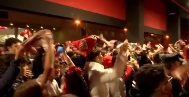 Hinchas sevillistas protestan por la gestión del club bajo el lema "Pepe Castro, Game Over"