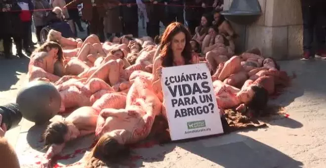 Activistas protestan desnudos en Barcelona contra el uso de pieles naturales