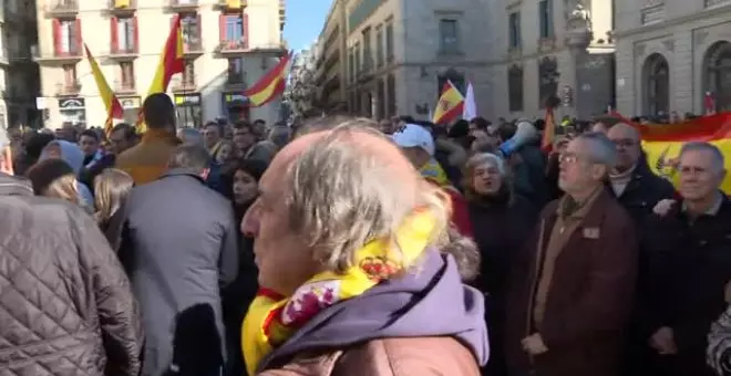 Barcelona replica, a pequeña escala, la manifestación 'anti Sánchez' de Cibeles