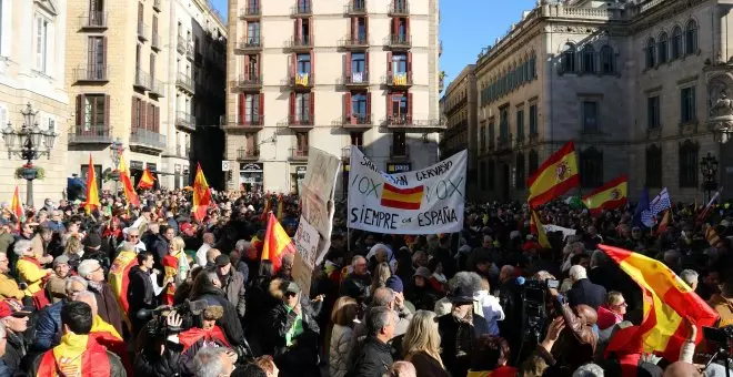La dreta extrema espanyolista congrega mig miler de persones a la plaça Sant Jaume contra la reforma del Codi Penal