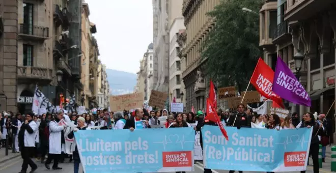 Un miler de sanitaris es concentra a la plaça de Sant Jaume en la primera jornada de vaga de la setmana de mobilitzacions