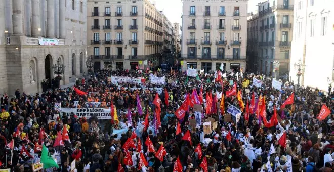 Milers de sanitaris i docents es manifesten pel centre de Barcelona per reclamar millores en els serveis públics