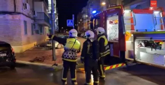 Los bomberos rescatan a varios vecinos con una escala en un incendio en Madrid