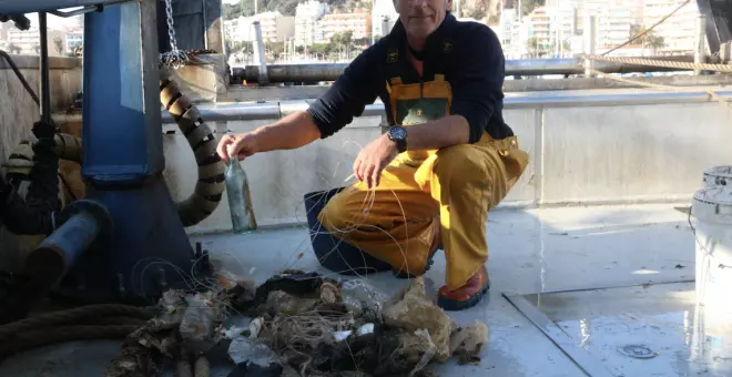 De joguines a pneumàtics: els pescadors catalans retiren 70.000 litres de deixalles del mar