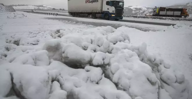 La nieve intensa cubre el norte peninsular y parte de Baleares y bloquea carreteras secundarias