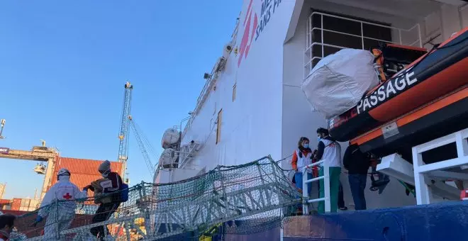 El barco de Médicos Sin Fronteras atraca en La Spezia con 237 migrantes abordo pese a las posibles sanciones de Italia