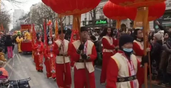 París celebra el desfile del Año Nuevo chino y da la bienvenida al año del conejo