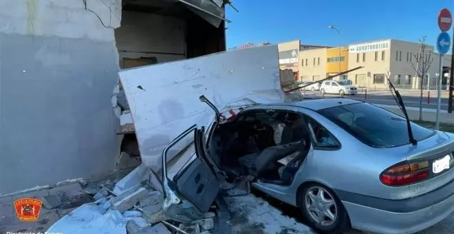 Un fallecido tras chocar su vehículo contra la fachada de un establecimiento comercial en un pueblo de Toledo