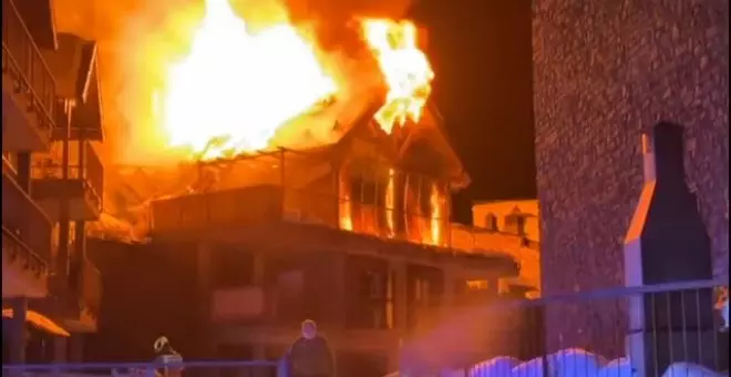 Un incendio calcina varios áticos y obliga a desalojar a unas 40 personas en Panticosa (Huesca)