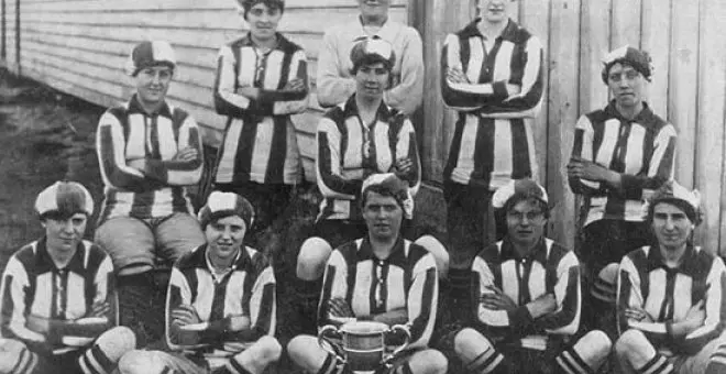 Los hombres al frente, las mujeres al estadio: historia de unas pioneras del fútbol femenino