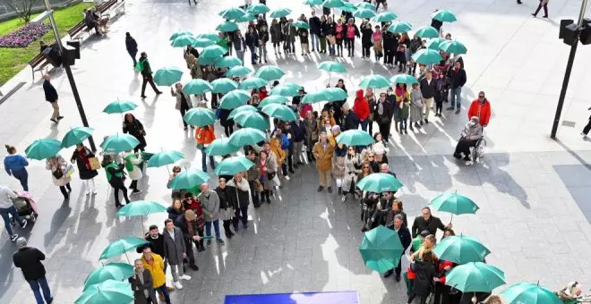 Decenas de personas forman un lazo humano contra el cáncer en Santander