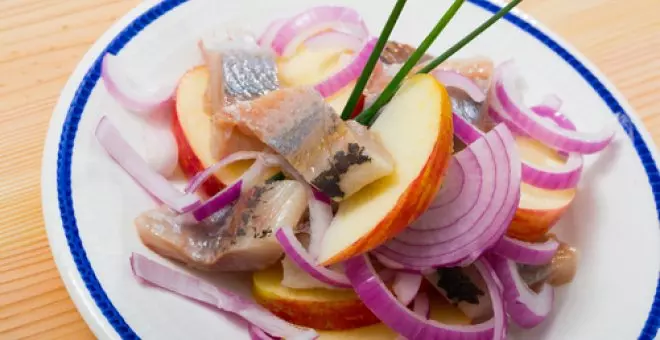 Pato confinado - Receta de ensalada noruega: arenque con manzanas, cebolla y pepinillos