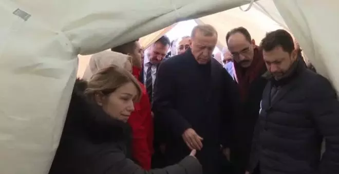 Erdogan visita una de las zonas más afectadas por el terremoto y cifra en 9.057 el número de fallecidos