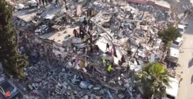 Suben a más de 9.000 los muertos por los terremotos en Turquía