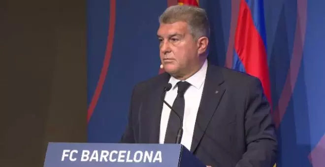 Emotivo minuto de silencio por Marcos Alonso al inicio de la comparecencia de Laporta