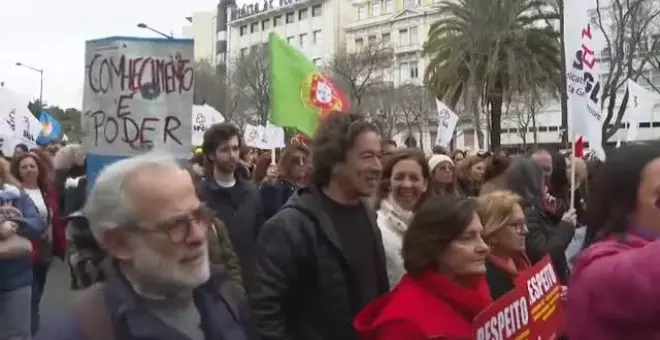 Los profesores de Portugal muestran su enfado en las calles y piden mejores salarios