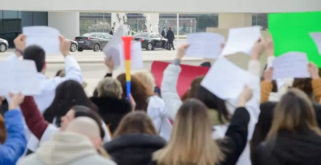 Galería: así fue la protesta del personal sanitario durante el acto de los reyes en Avilés