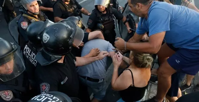 Represión policial en un barrio de Buenos Aires ante las protestas de los vecinos por los cortes de luz y agua