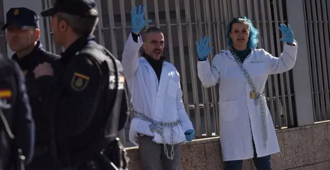 Sanitarios se encadenan a las puertas de la Asamblea de Madrid en defensa de la sanidad pública