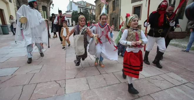 Los "mazcaritinos" pidieron l'aguinaldu poles cais del Uviéu Antiguu